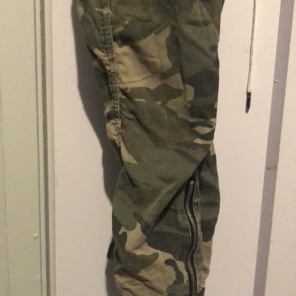 Forever 21 medium men’s camo cargo pants - Picture 3 of 4